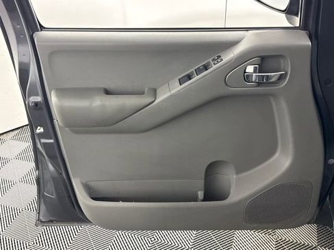 Used 2010 Nissan Frontier SE image 19