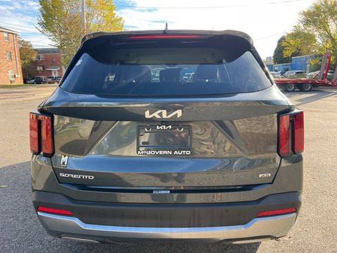Certified 2025 Kia Sorento S image 4