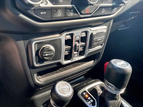Used 2018 Jeep Wrangler Unlimited Sahara AWD/4WD image 32