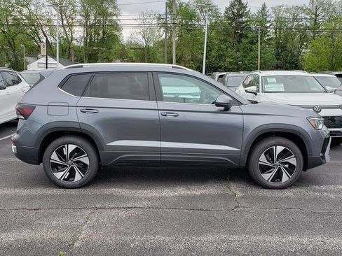 New 2026 Volkswagen Taos SE AWD/4WD image 2