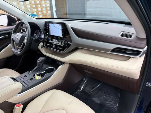 Used 2022 Toyota Highlander XLE AWD/4WD image 30