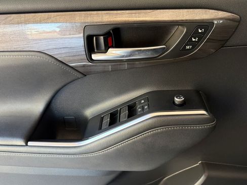 Used 2021 Toyota Highlander Platinum FWD image 12