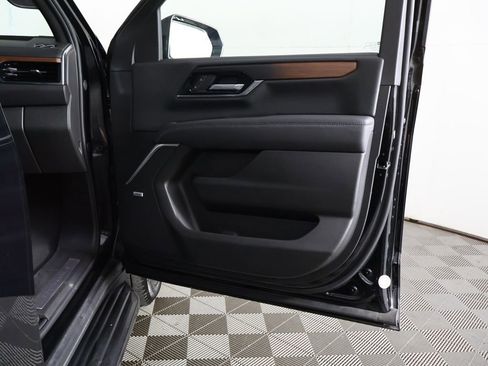 Used 2025 GMC Yukon Denali AWD/4WD image 30