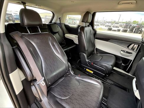 Used 2023 Kia Carnival LX FWD image 22