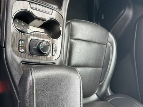 Used 2021 GMC Acadia SLT w/ Elevation Edition image 16