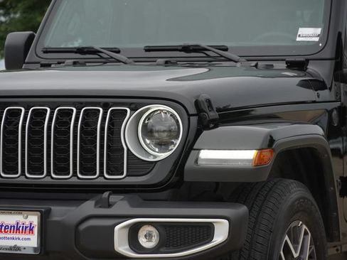 Used 2025 Jeep Wrangler Unlimited Sahara AWD/4WD image 4