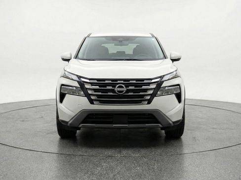 Used 2025 Nissan Rogue SV image 2