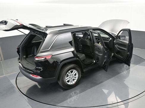 Used 2024 Jeep Grand Cherokee Laredo w/ Trailer Tow Package image 57