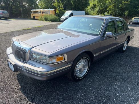 Used 1995 Lincoln Town Car Signature RWD image 16
