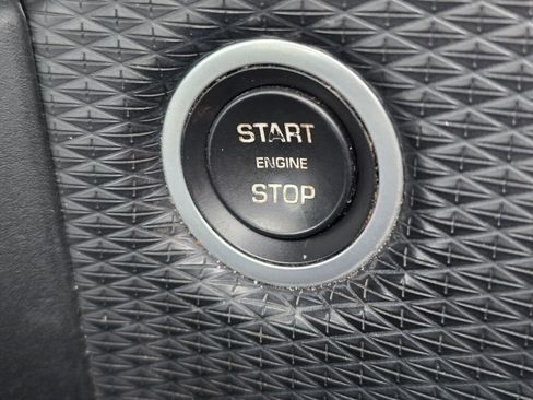 Used 2018 Land Rover Range Rover Velar S image 31