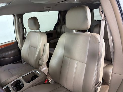 Used 2015 Chrysler Town & Country Touring-L w/ Driver Convenience Group image 13
