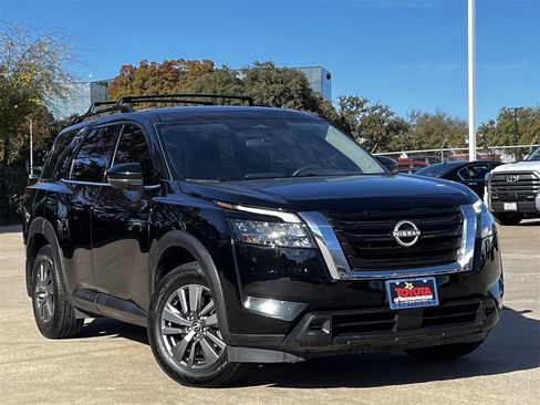 Used 2024 Nissan Pathfinder SV w/ SV Premium Package image 2