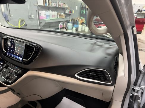 Used 2024 Chrysler Pacifica Touring-L FWD image 33