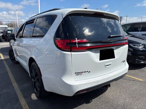 Used 2023 Chrysler Pacifica Limited w/ Uconnect Theater Family Group image 3