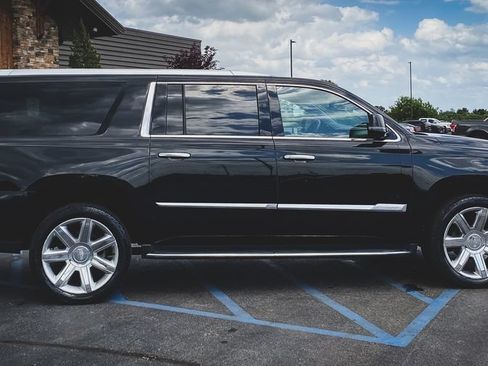 Used 2018 Cadillac Escalade ESV Luxury AWD/4WD image 11