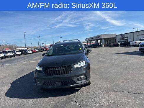 Used 2025 Chrysler Pacifica Limited image 6