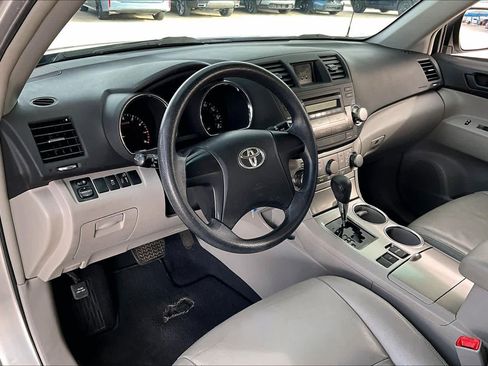 Used 2012 Toyota Highlander SE w/ Tow Pkg image 17