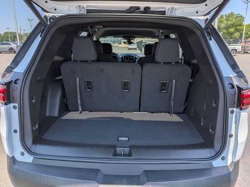 Used 2023 Chevrolet Traverse LT FWD image 25