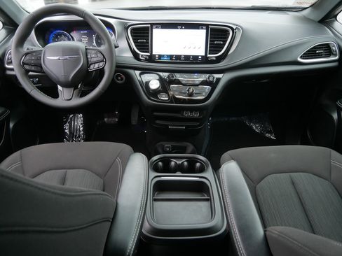 Used 2023 Chrysler Pacifica Touring image 10