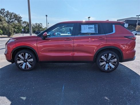 New 2025 Mitsubishi Outlander SE image 8