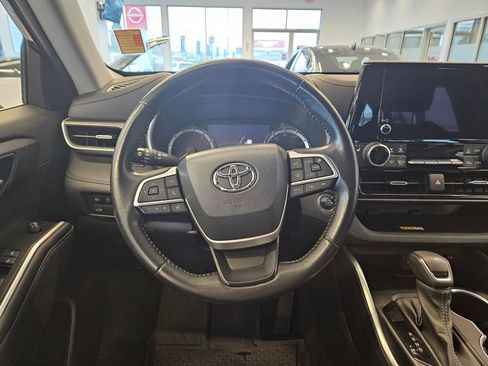 Used 2023 Toyota Highlander XLE AWD/4WD image 17