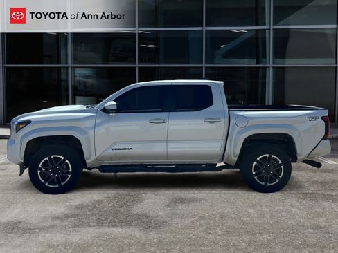 Used 2024 Toyota Tacoma TRD Sport AWD/4WD image 3