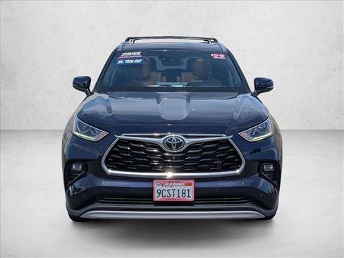 Used 2022 Toyota Highlander Platinum AWD/4WD image 2