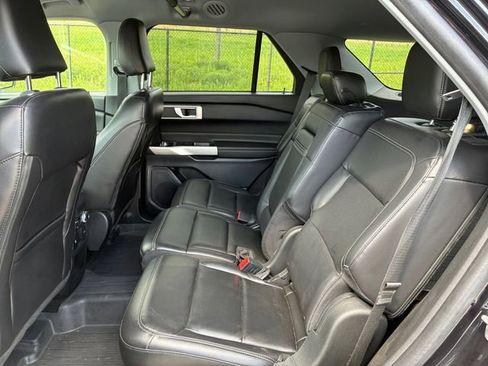 Used 2021 Ford Explorer XLT w/ Equipment Group 202A AWD/4WD image 17
