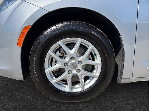 Used 2020 Chrysler Pacifica Touring-L FWD image 12