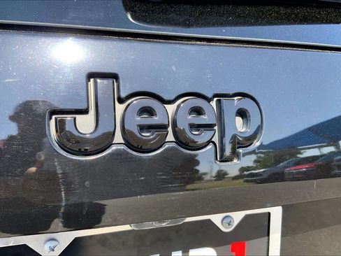 Used 2021 Jeep Cherokee Latitude Plus FWD image 31