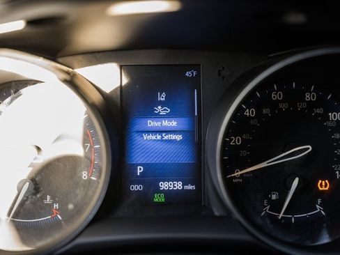 Used 2018 Toyota C-HR XLE image 35