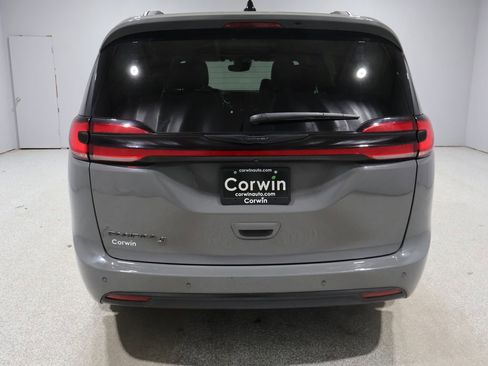 Used 2023 Chrysler Pacifica Touring-L w/ Uconnect Theater Family Group image 3