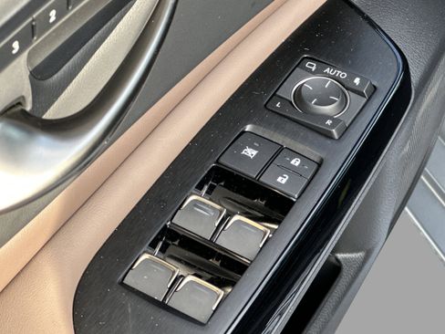 Used 2025 Lexus ES 350 Ultra Luxury w/ Accessory Package (Z2) FWD image 39