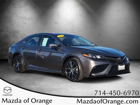 Used 2021 Toyota Camry SE image 1