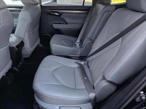 Certified 2026 Toyota Highlander Limited AWD/4WD image 11