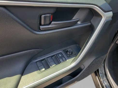 Used 2019 Toyota RAV4 LE FWD image 15