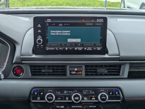 Used 2025 Honda Pilot Black Edition image 17