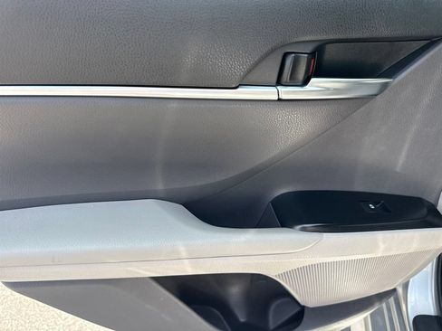 Used 2018 Toyota Camry SE FWD image 12