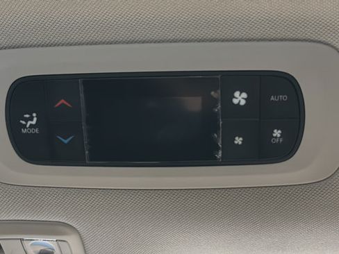 Used 2023 Chrysler Pacifica Limited w/ Uconnect Theater Family Group FWD image 43
