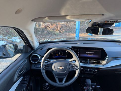Used 2025 Chevrolet Trax LT image 32