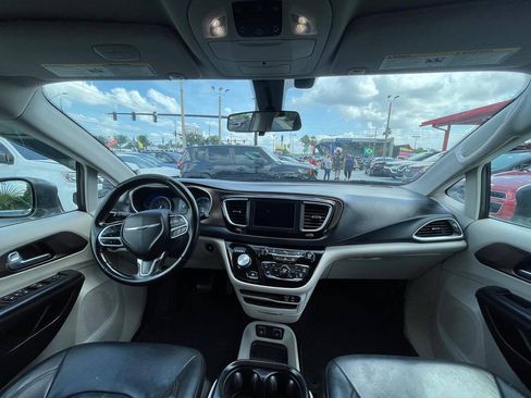 Used 2018 Chrysler Pacifica Touring-L FWD image 18