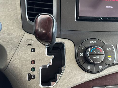 Used 2011 Toyota Sienna XLE FWD image 28