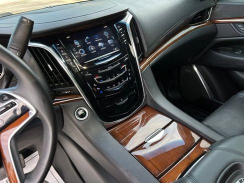 Used 2018 Cadillac Escalade ESV Luxury RWD image 39