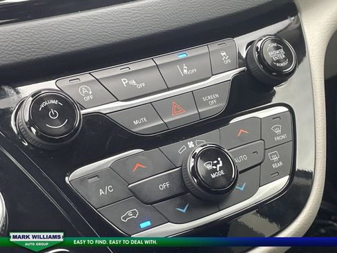 Used 2024 Chrysler Pacifica Touring-L image 21