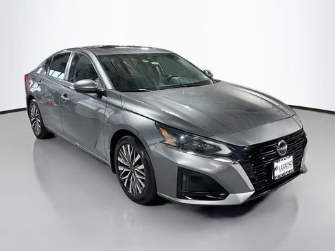 Used 2023 Nissan Altima 2.5 SV w/ SV Premium Package image 2