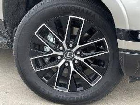 Used 2024 Lexus GX 550 w/ Cold Area Package AWD/4WD image 16