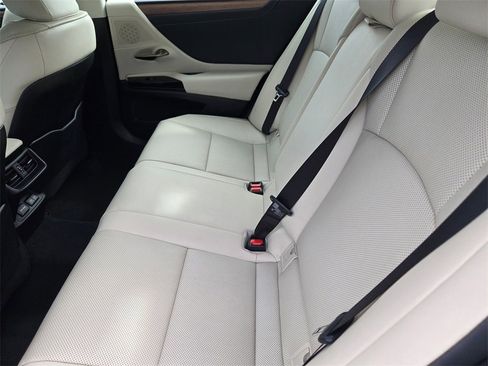 Used 2023 Lexus ES 300h w/ Premium Package image 9