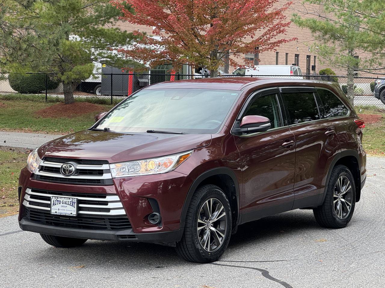 Used 2019 Toyota Highlander LE AWD/4WD image 3