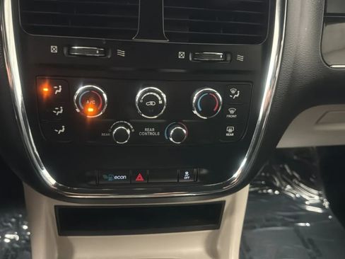 Used 2019 Dodge Grand Caravan SXT FWD image 15