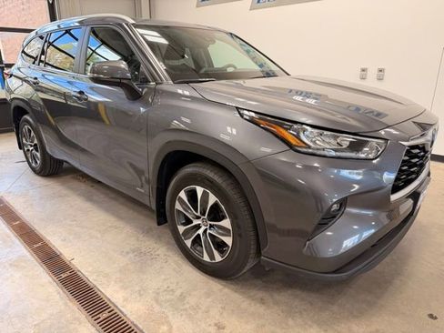 Used 2024 Toyota Highlander XLE AWD/4WD image 2